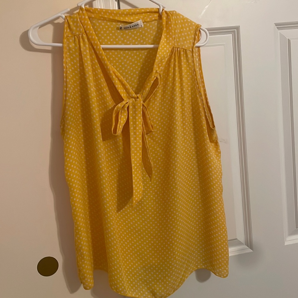 Sleeveless blouse with necktie